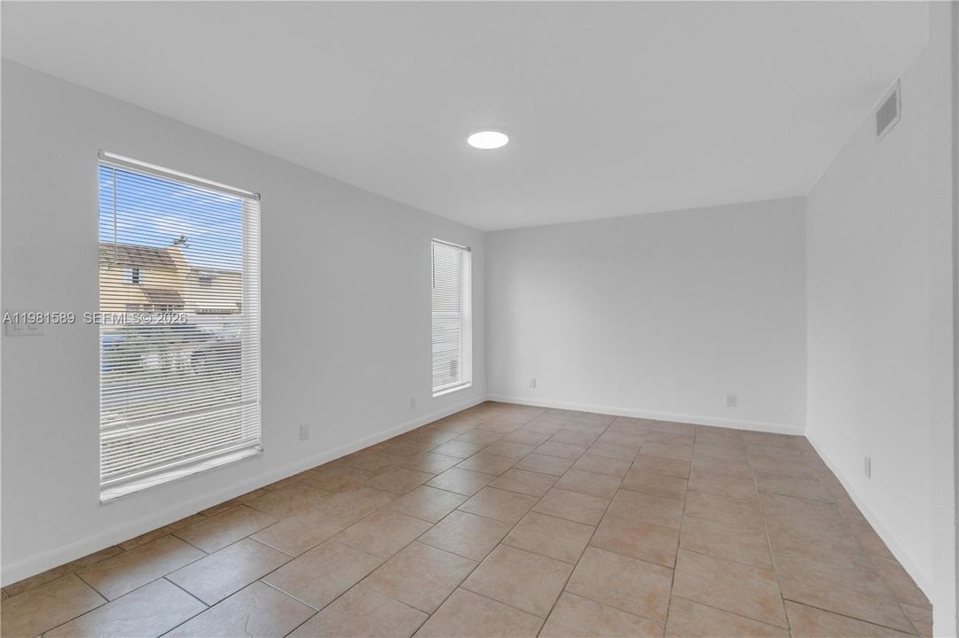 На продажу: $349,999 (4 спален, 2 ванн, 1380 Квадратных фут)