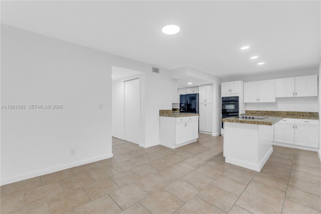 На продажу: $349,999 (4 спален, 2 ванн, 1380 Квадратных фут)