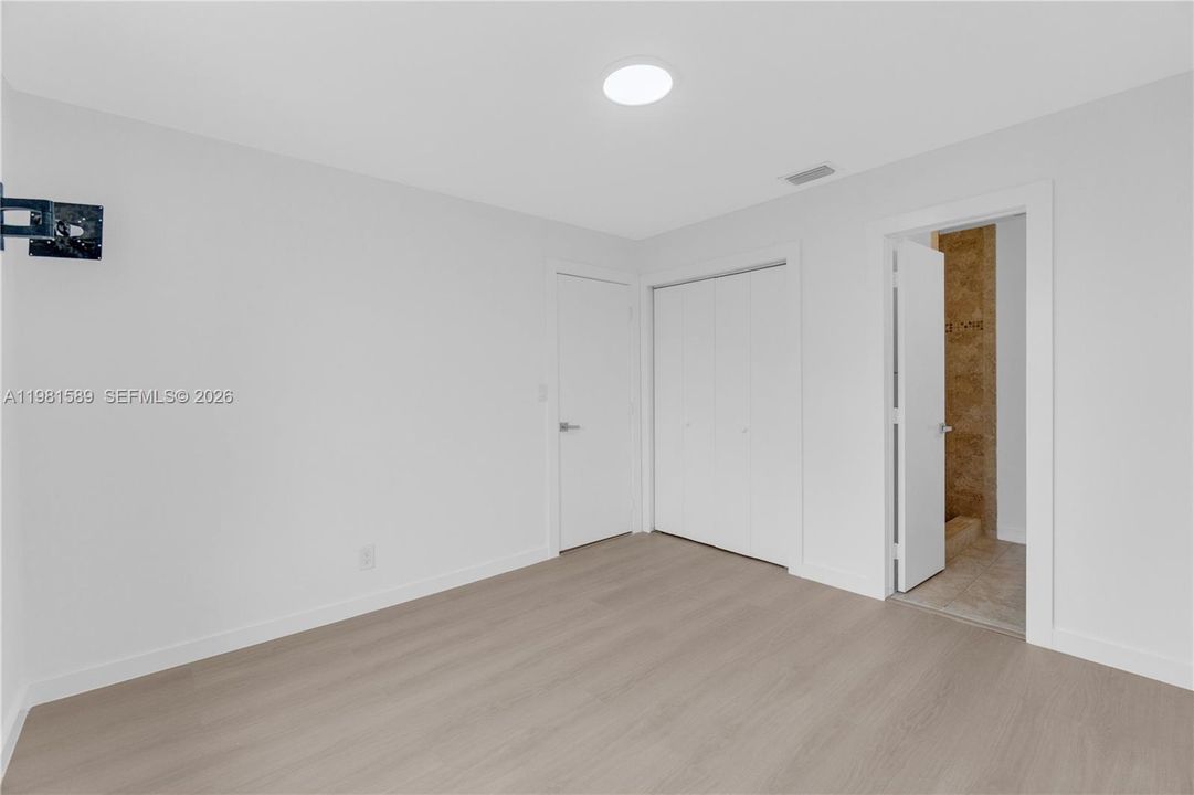 На продажу: $349,999 (4 спален, 2 ванн, 1380 Квадратных фут)