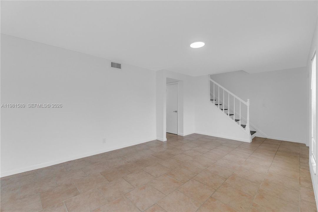 На продажу: $349,999 (4 спален, 2 ванн, 1380 Квадратных фут)
