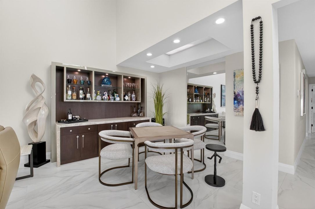 BAR/ENTERTAINMENT