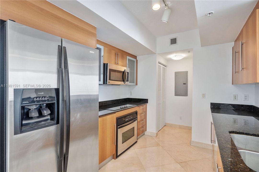 For Sale: $703,000 (2 beds, 2 baths, 1227 Square Feet)