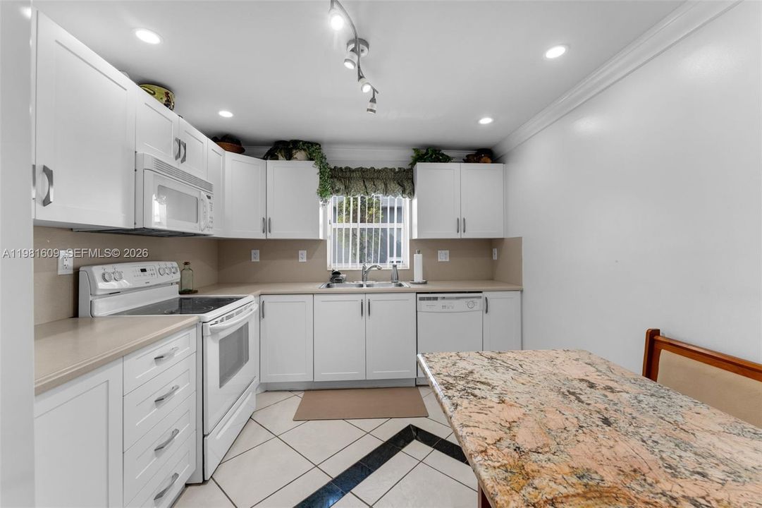 For Sale: $450,000 (4 beds, 3 baths, 1934 Square Feet)