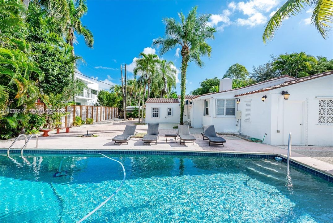HUGE LOT-HUGE POOL -ALL FENCED IN