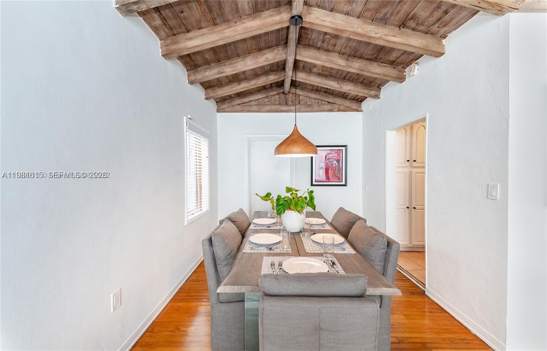 Recientemente alquilado: $9,500 (4 camas, 3 baños, 2360 Pies cuadrados)