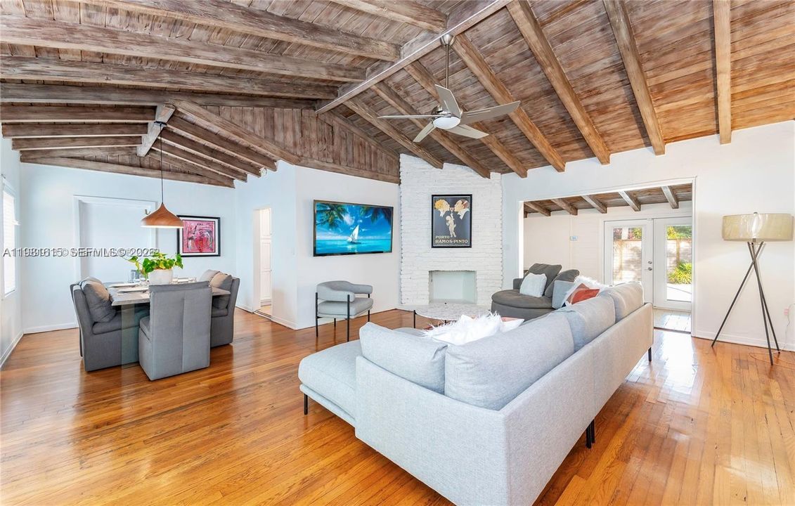 Recientemente alquilado: $9,500 (4 camas, 3 baños, 2360 Pies cuadrados)