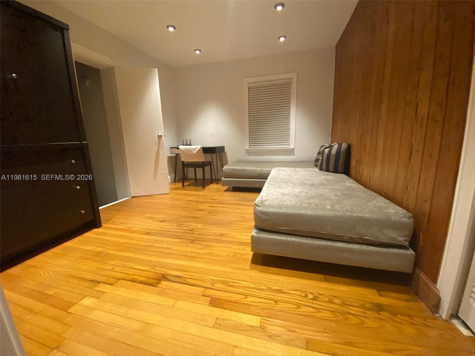 4th Bed, closet and window