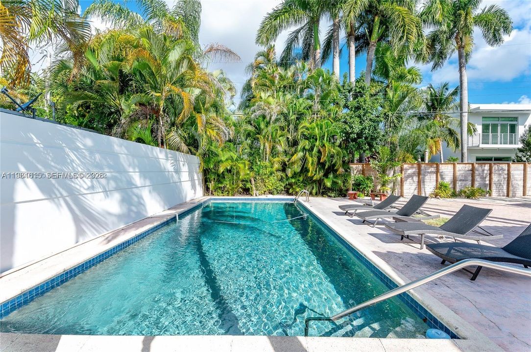 Large Pool & Yard