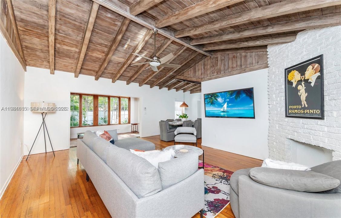 Recientemente alquilado: $9,500 (4 camas, 3 baños, 2360 Pies cuadrados)