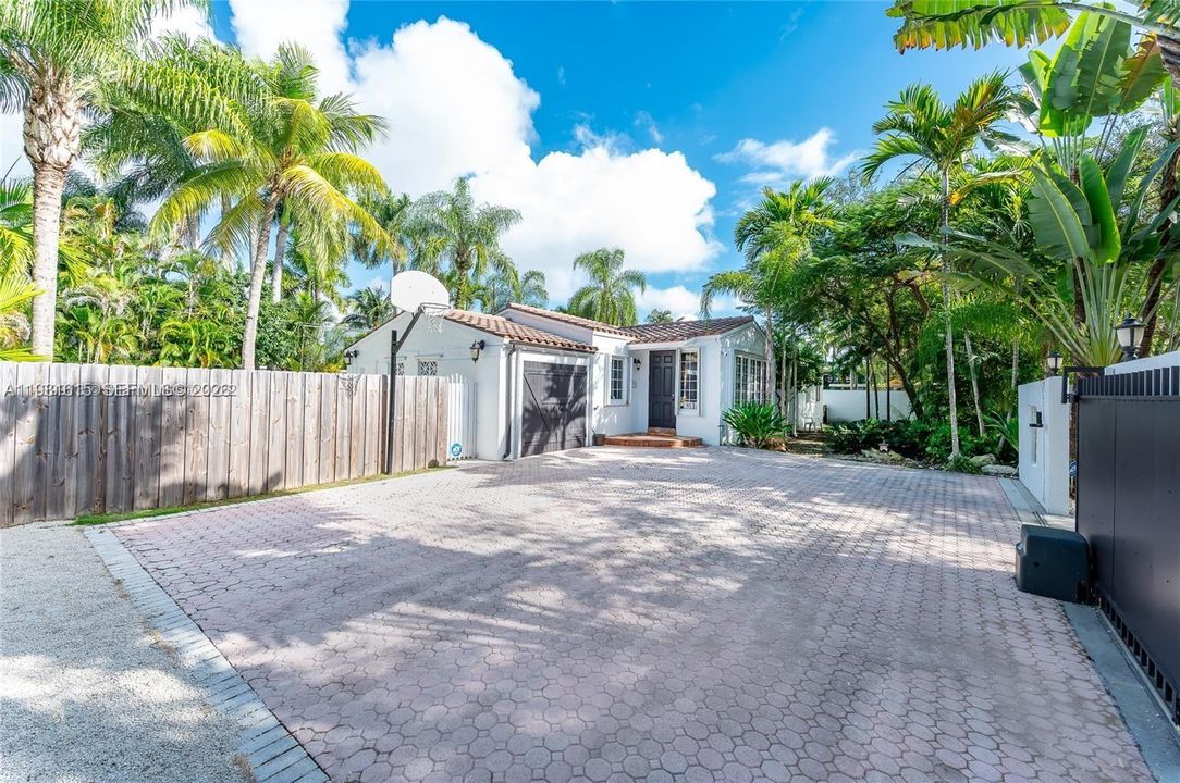Recientemente alquilado: $9,500 (4 camas, 3 baños, 2360 Pies cuadrados)
