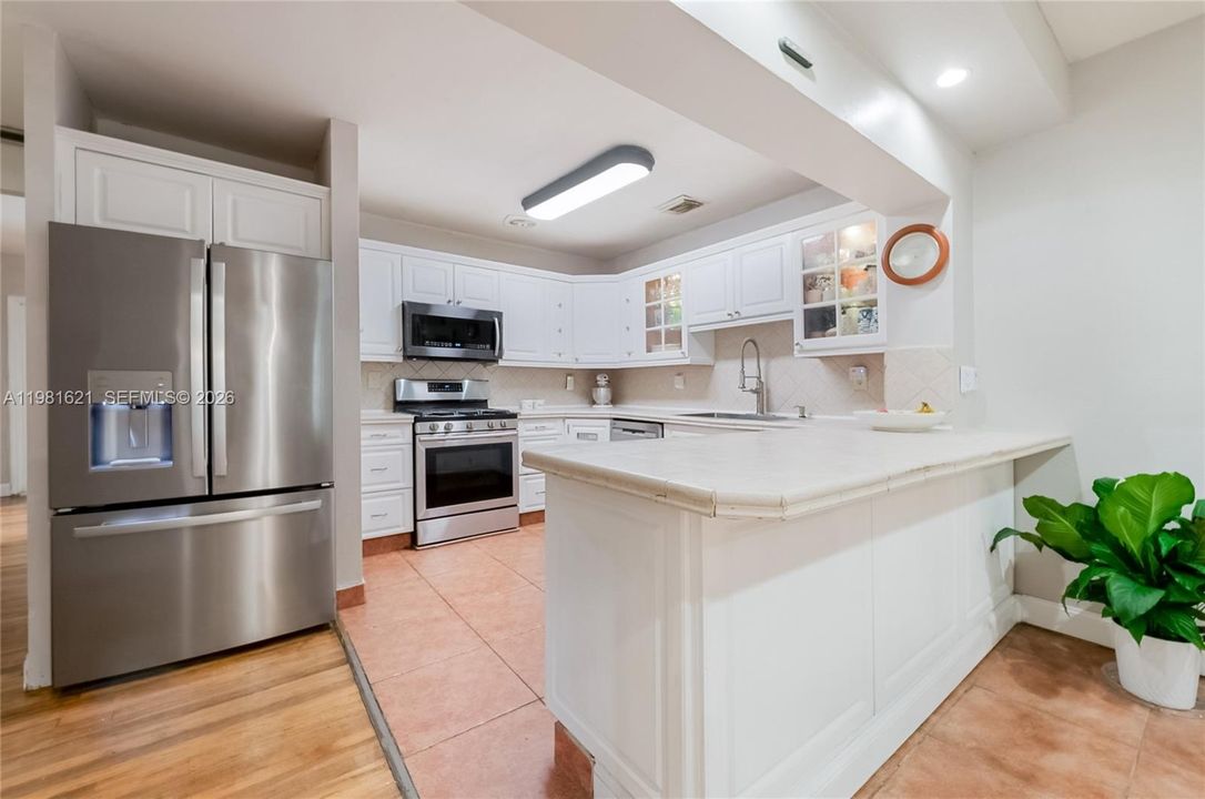 En Venta: $899,000 (4 camas, 3 baños, 2240 Pies cuadrados)
