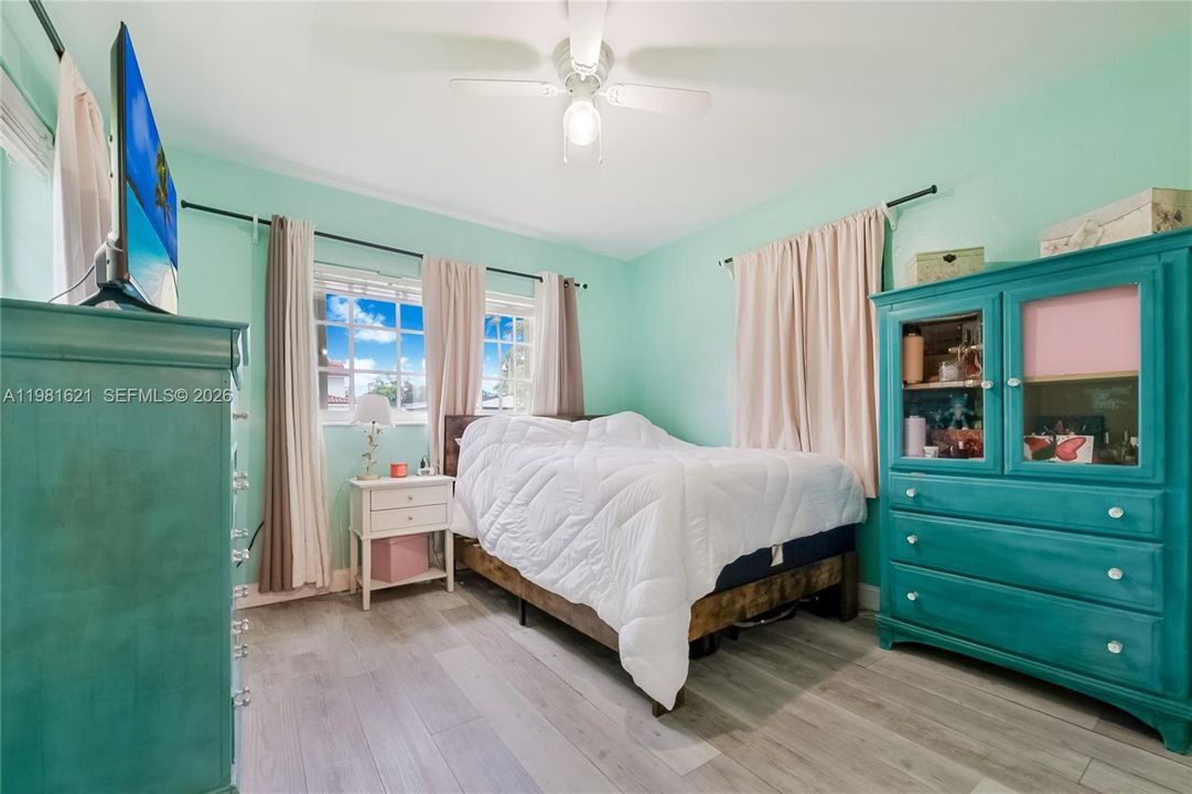 En Venta: $899,000 (4 camas, 3 baños, 2240 Pies cuadrados)