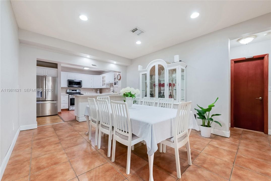 En Venta: $899,000 (4 camas, 3 baños, 2240 Pies cuadrados)