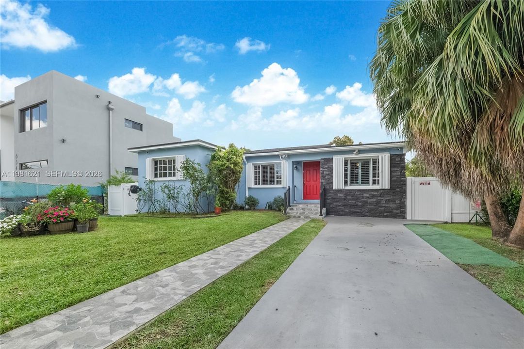 En Venta: $899,000 (4 camas, 3 baños, 2240 Pies cuadrados)