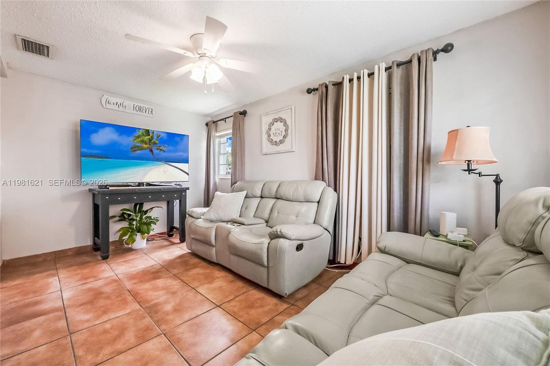 En Venta: $899,000 (4 camas, 3 baños, 2240 Pies cuadrados)
