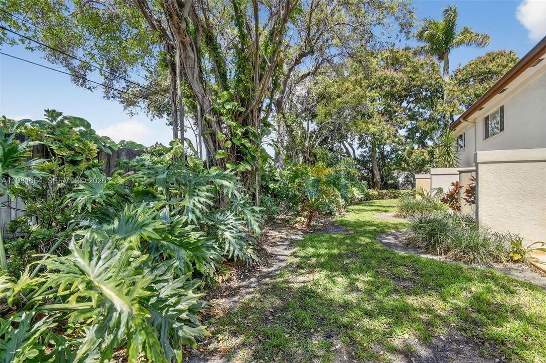 For Sale: $325,000 (2 beds, 2 baths, 1130 Square Feet)