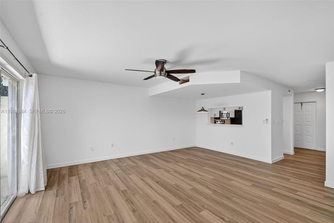 For Sale: $325,000 (2 beds, 2 baths, 1130 Square Feet)
