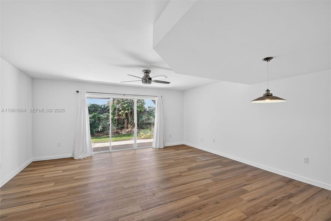 For Sale: $325,000 (2 beds, 2 baths, 1130 Square Feet)