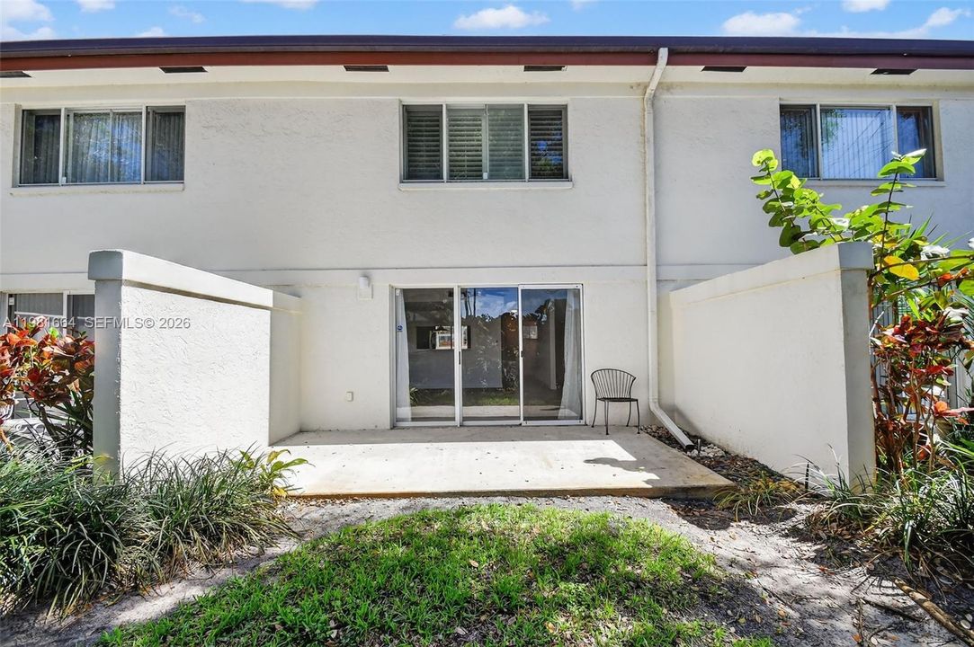 For Sale: $325,000 (2 beds, 2 baths, 1130 Square Feet)