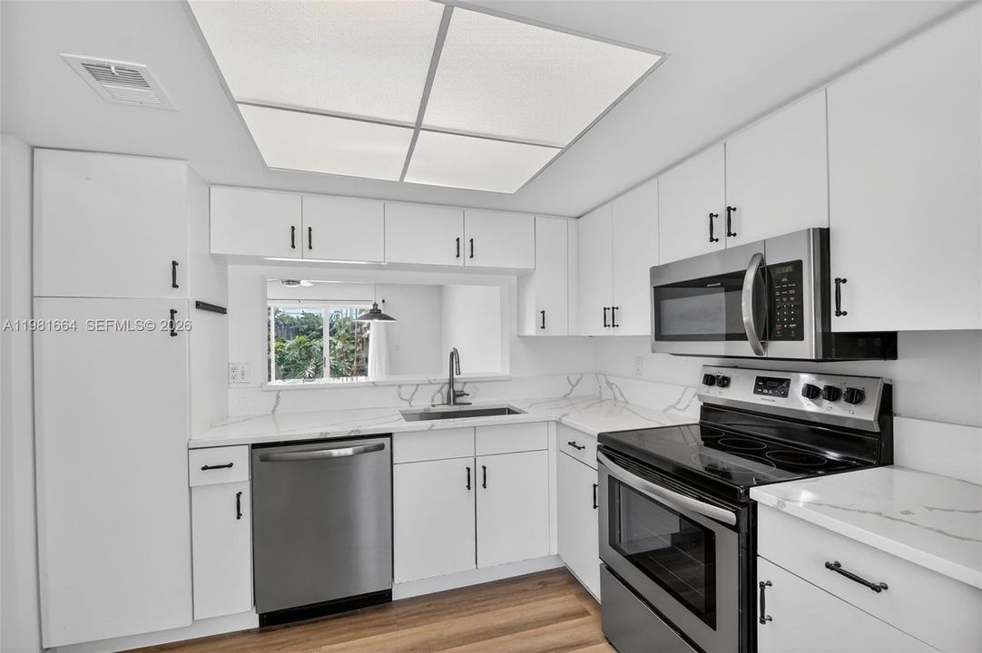 For Sale: $325,000 (2 beds, 2 baths, 1130 Square Feet)
