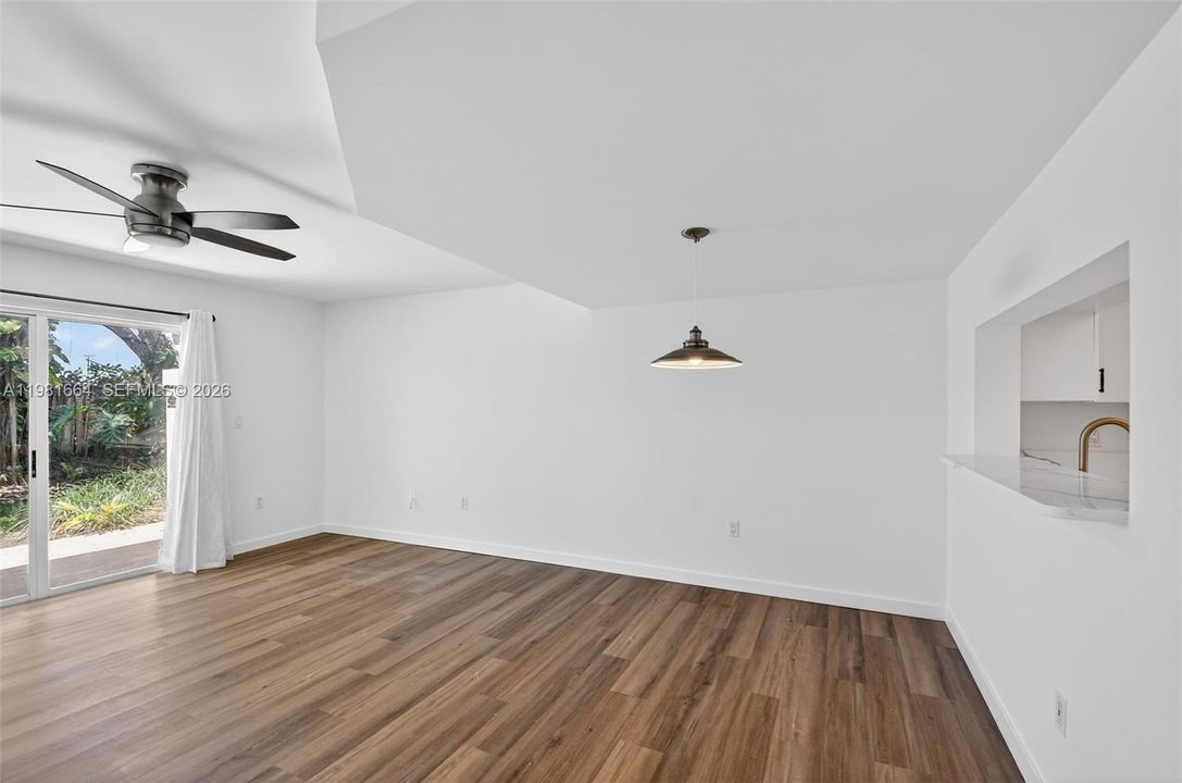 For Sale: $325,000 (2 beds, 2 baths, 1130 Square Feet)