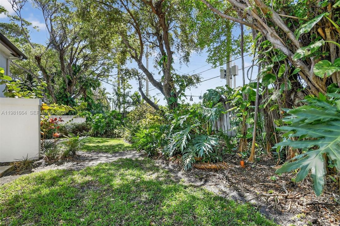 For Sale: $325,000 (2 beds, 2 baths, 1130 Square Feet)