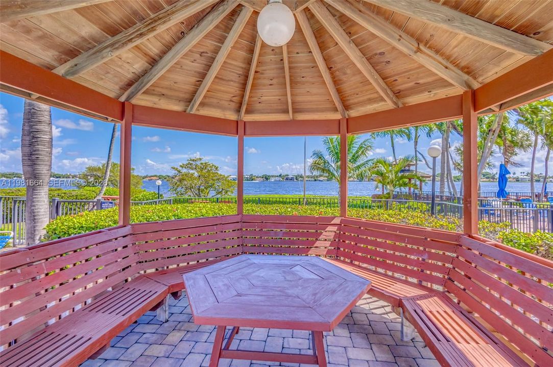 For Sale: $325,000 (2 beds, 2 baths, 1130 Square Feet)
