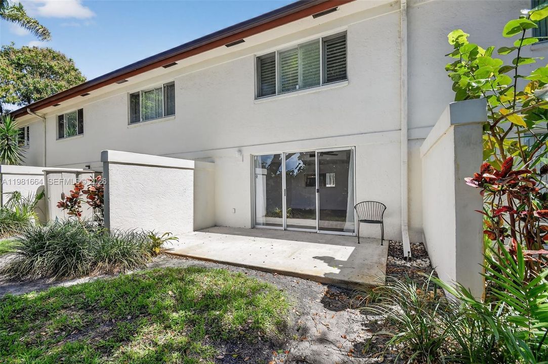For Sale: $325,000 (2 beds, 2 baths, 1130 Square Feet)