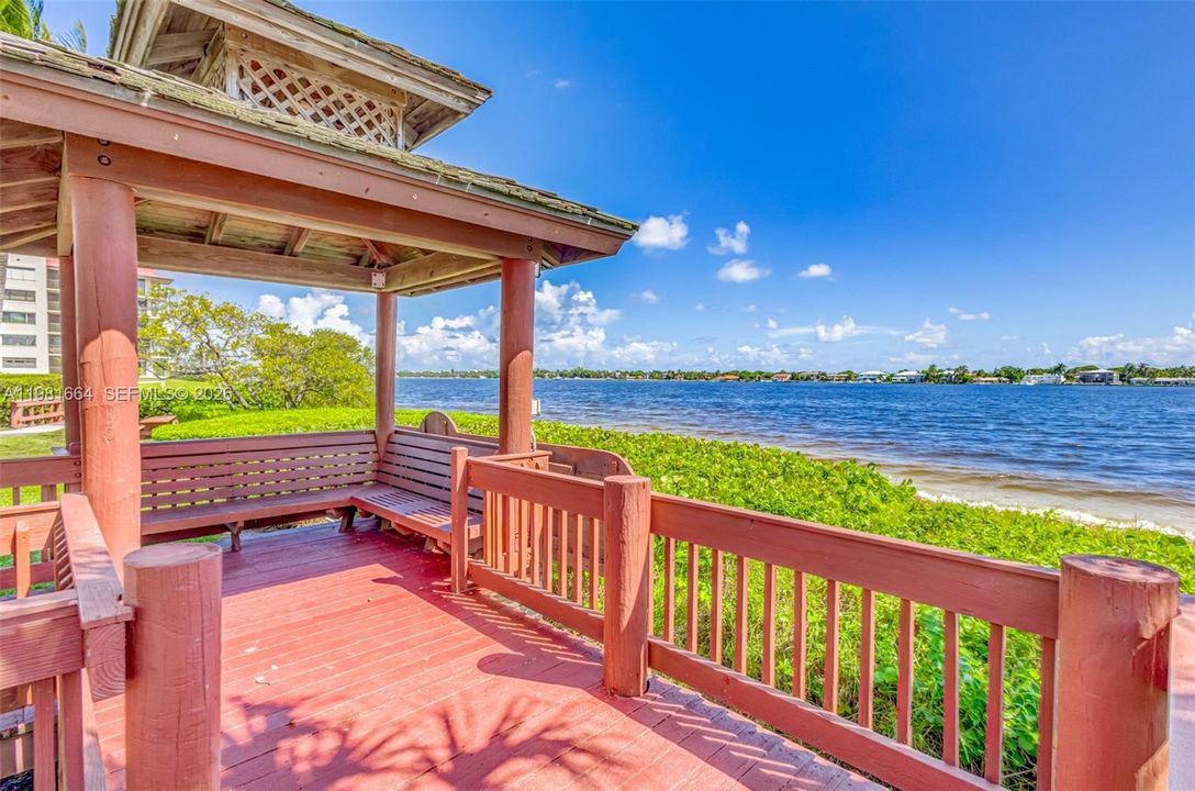 For Sale: $325,000 (2 beds, 2 baths, 1130 Square Feet)