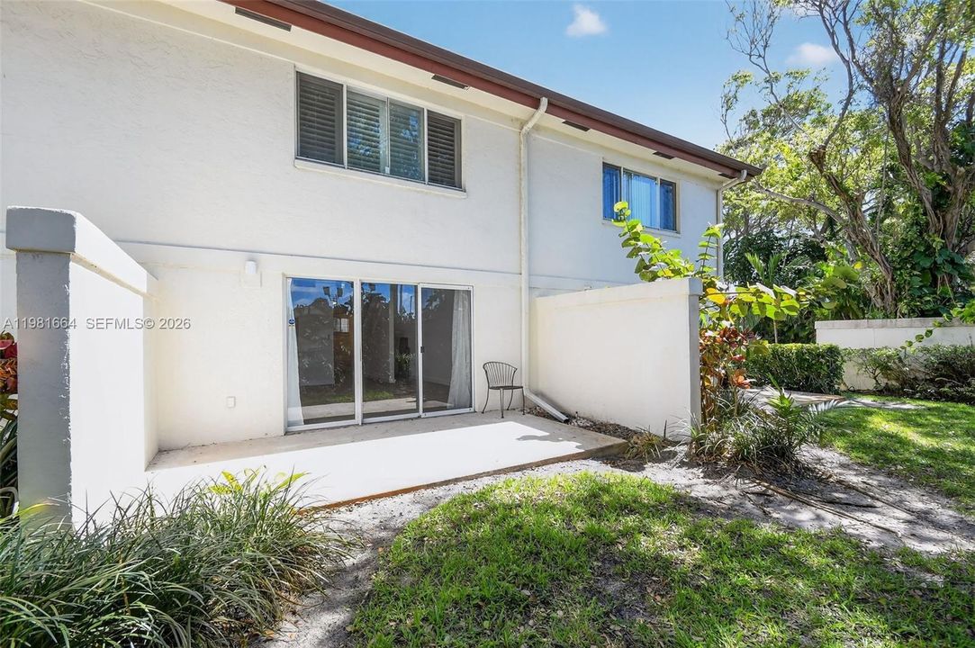 For Sale: $325,000 (2 beds, 2 baths, 1130 Square Feet)