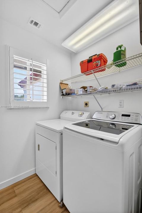 For Sale: $325,000 (2 beds, 2 baths, 1130 Square Feet)