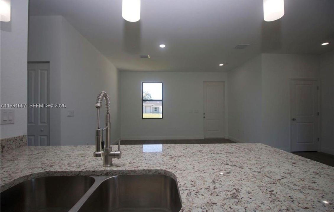 For Rent: $2,000 (3 beds, 2 baths, 1292 Square Feet)
