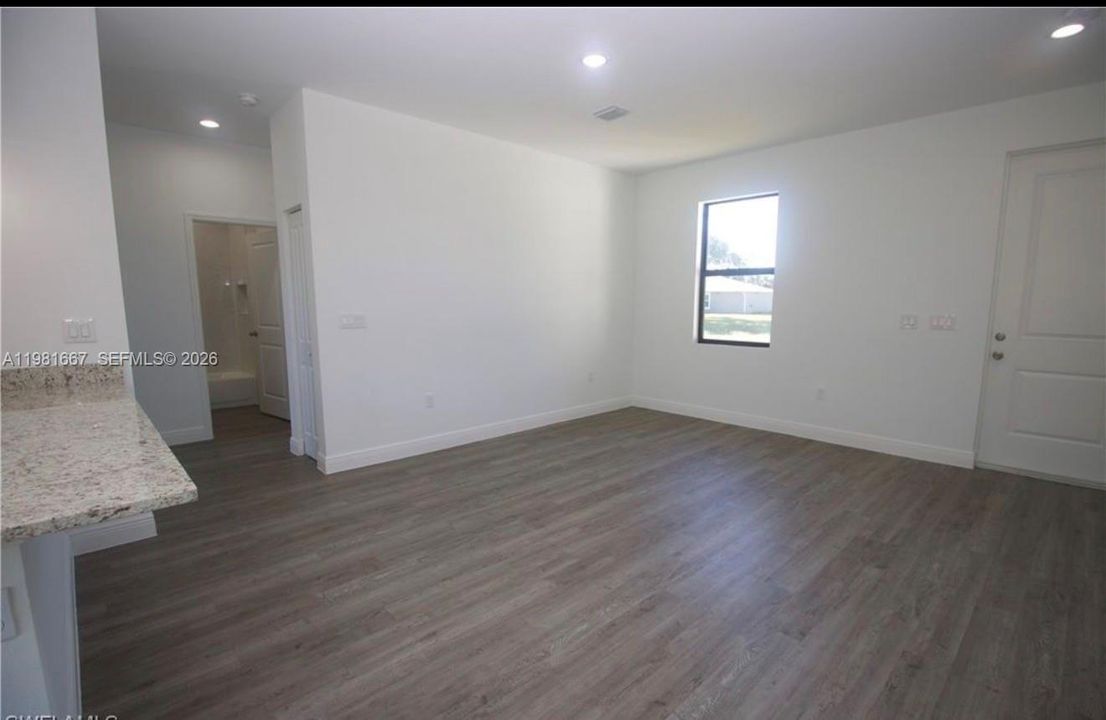 For Rent: $2,000 (3 beds, 2 baths, 1292 Square Feet)