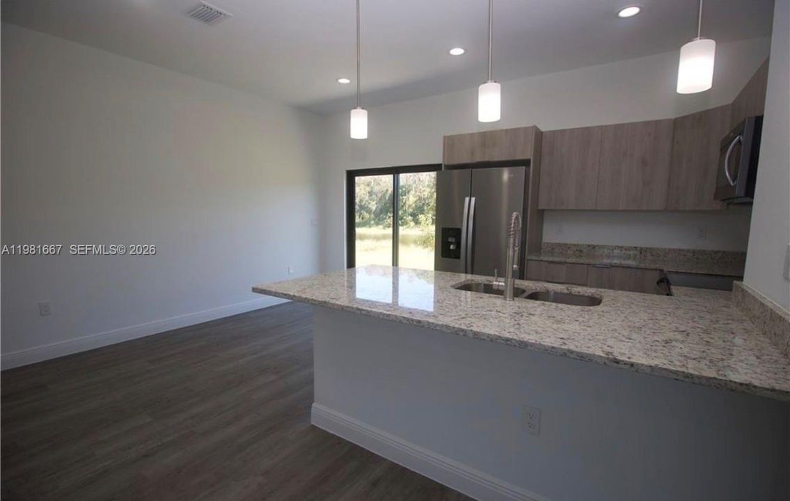 For Rent: $2,000 (3 beds, 2 baths, 1292 Square Feet)