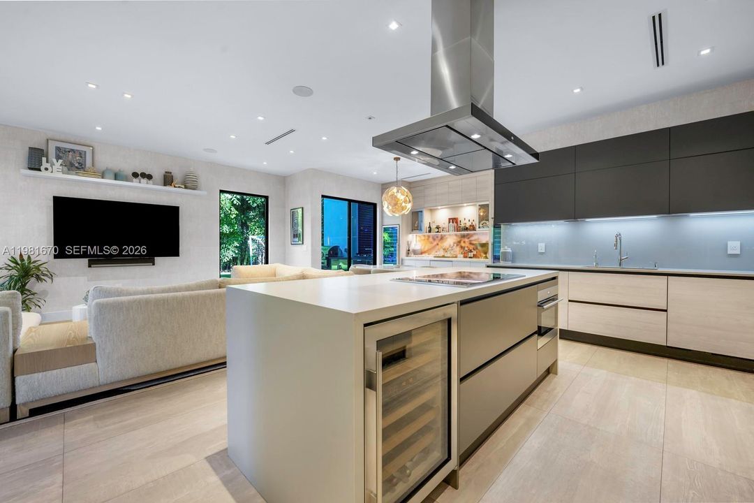 Activo con contrato: $5,395,000 (6 camas, 6 baños, 5068 Pies cuadrados)