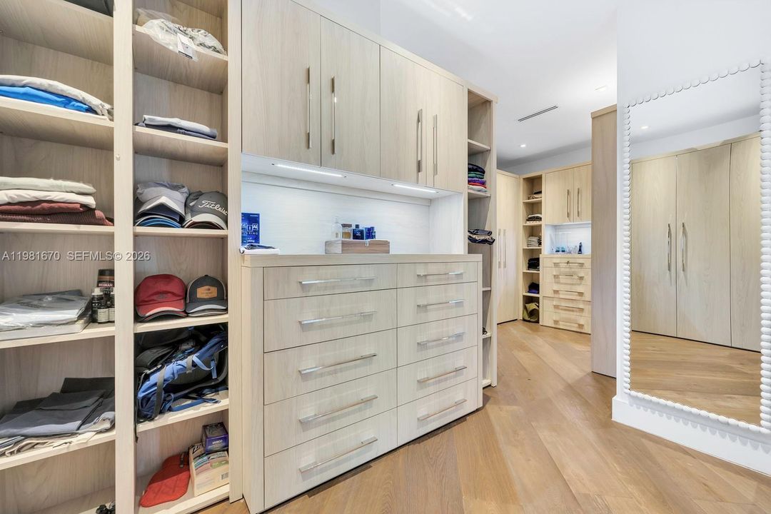 Activo con contrato: $5,395,000 (6 camas, 6 baños, 5068 Pies cuadrados)