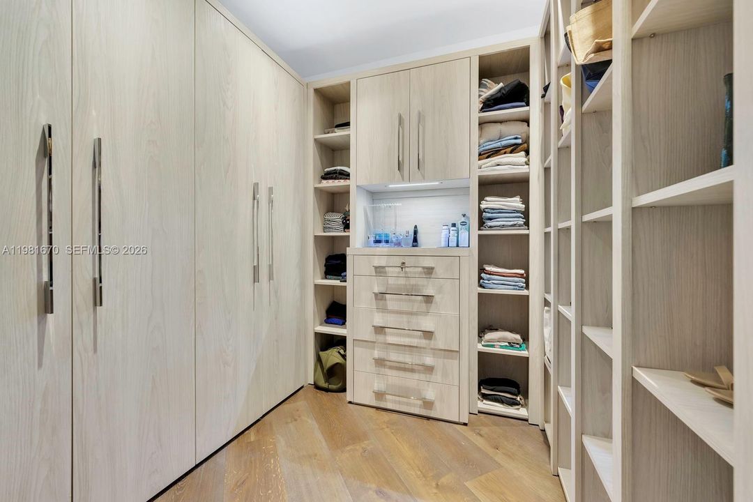Activo con contrato: $5,395,000 (6 camas, 6 baños, 5068 Pies cuadrados)