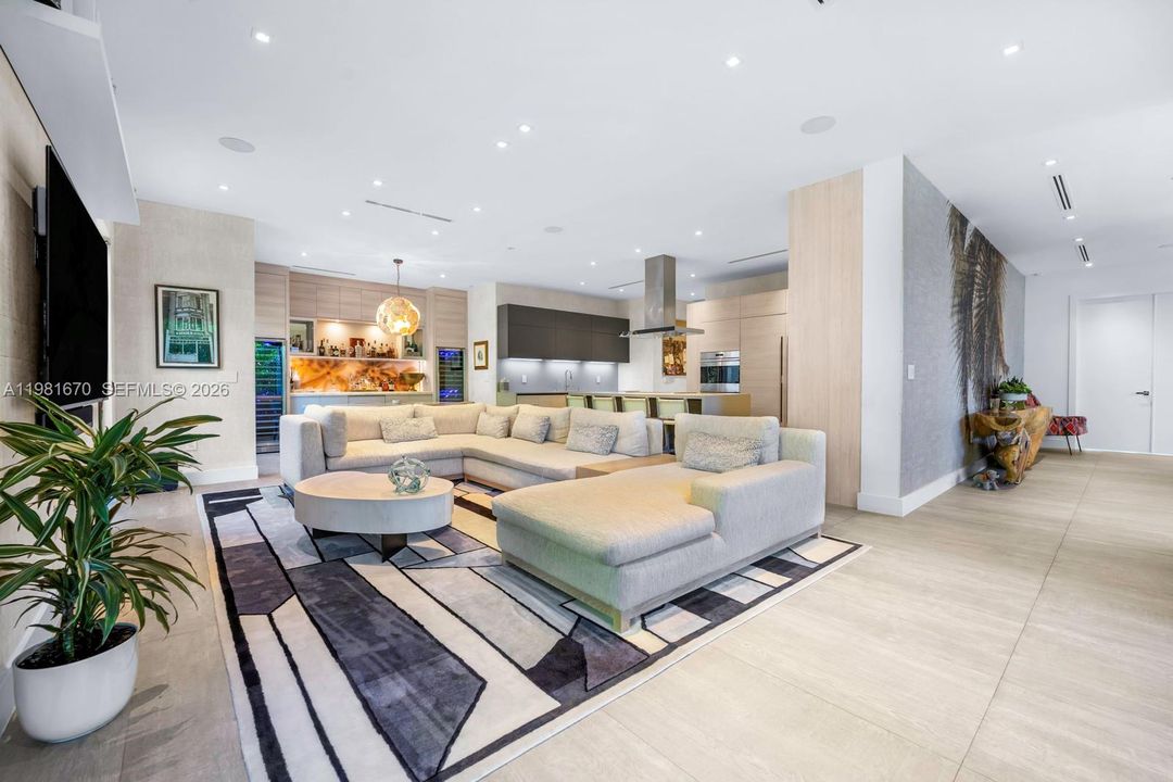 Activo con contrato: $5,395,000 (6 camas, 6 baños, 5068 Pies cuadrados)
