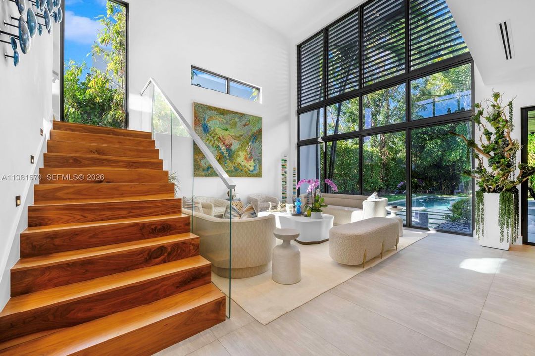Activo con contrato: $5,395,000 (6 camas, 6 baños, 5068 Pies cuadrados)