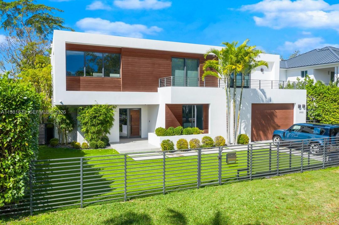 Activo con contrato: $5,395,000 (6 camas, 6 baños, 5068 Pies cuadrados)