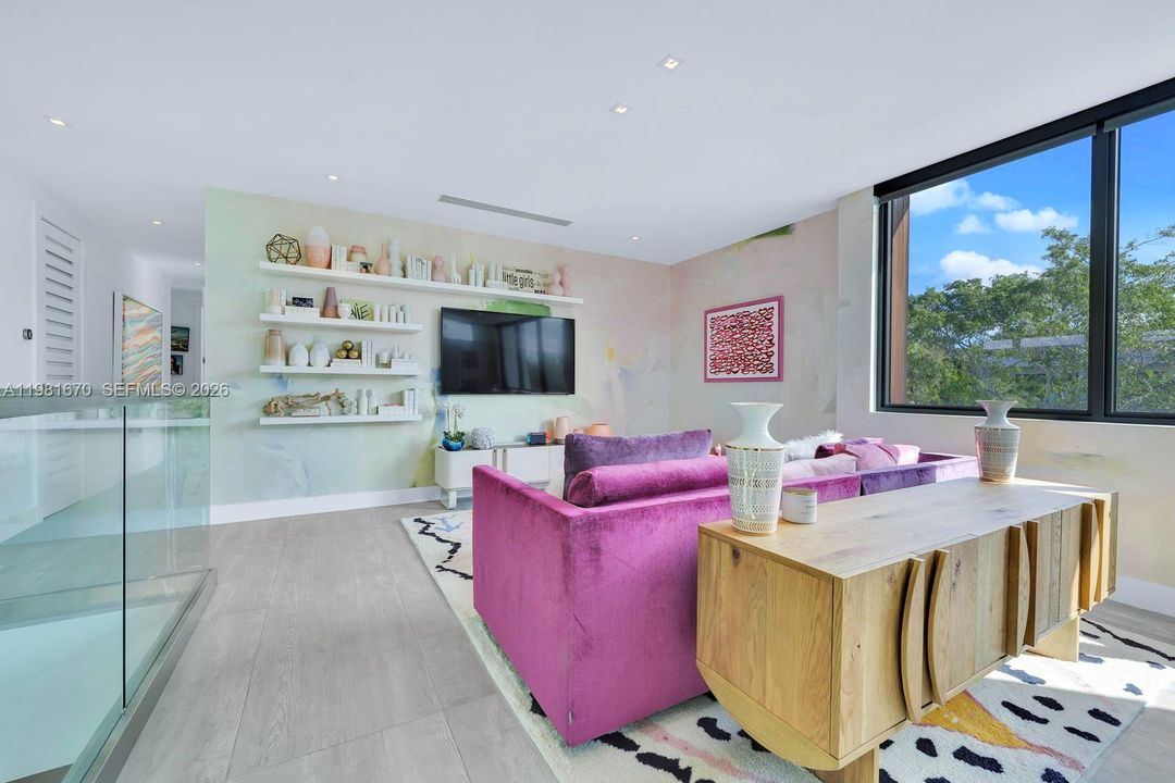 Activo con contrato: $5,395,000 (6 camas, 6 baños, 5068 Pies cuadrados)