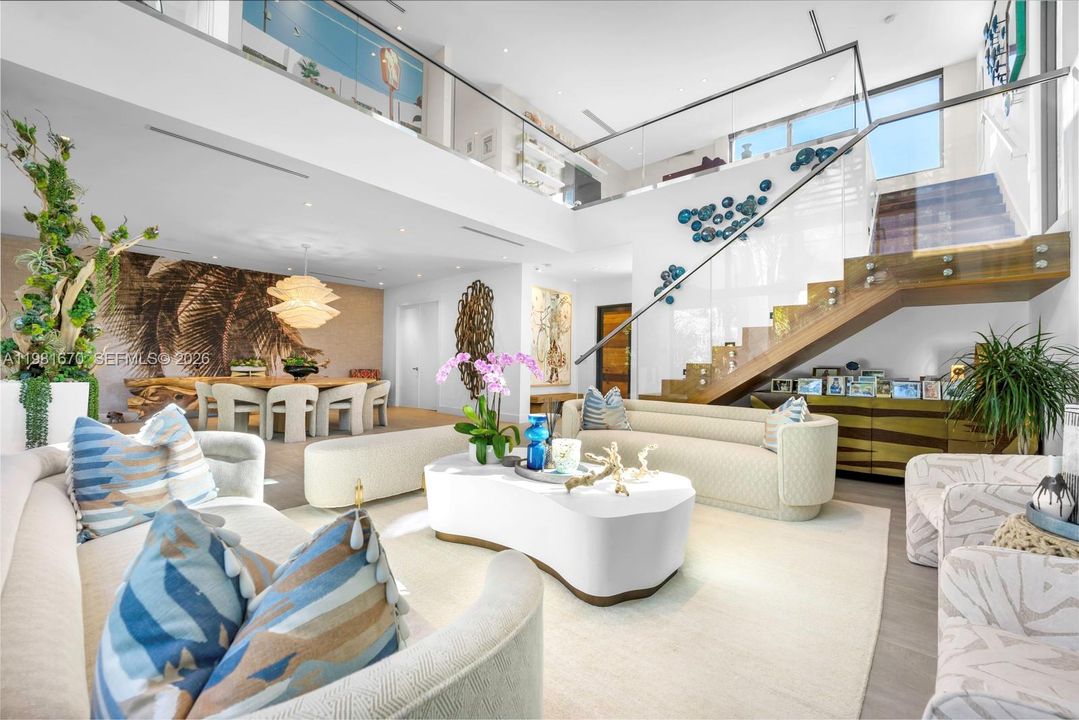 Activo con contrato: $5,395,000 (6 camas, 6 baños, 5068 Pies cuadrados)