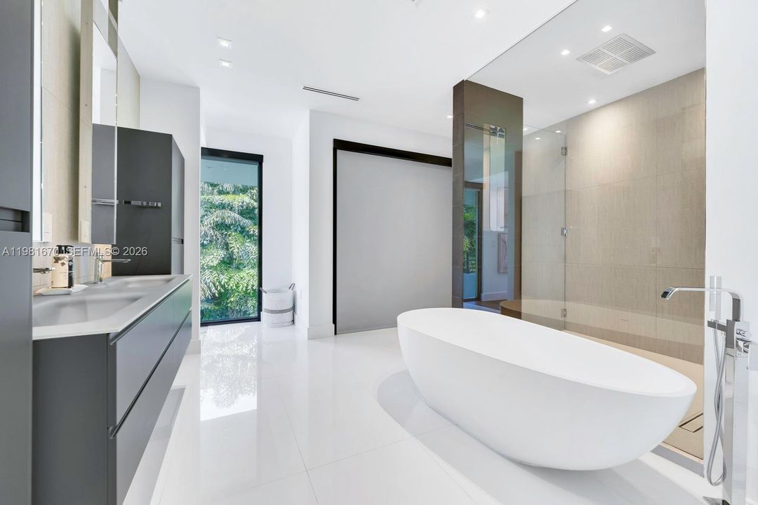 Activo con contrato: $5,395,000 (6 camas, 6 baños, 5068 Pies cuadrados)