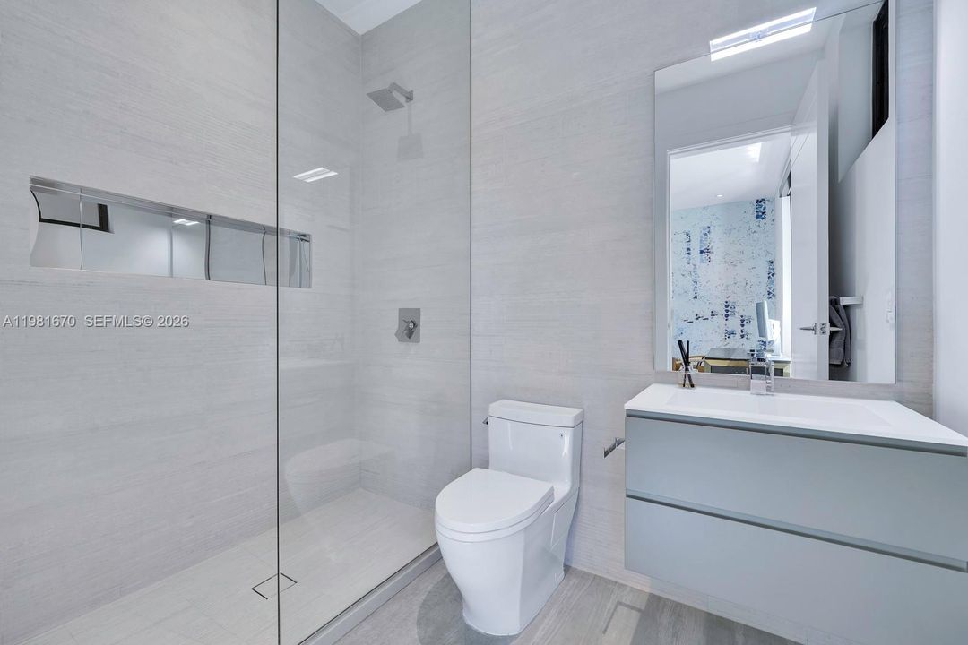 Activo con contrato: $5,395,000 (6 camas, 6 baños, 5068 Pies cuadrados)