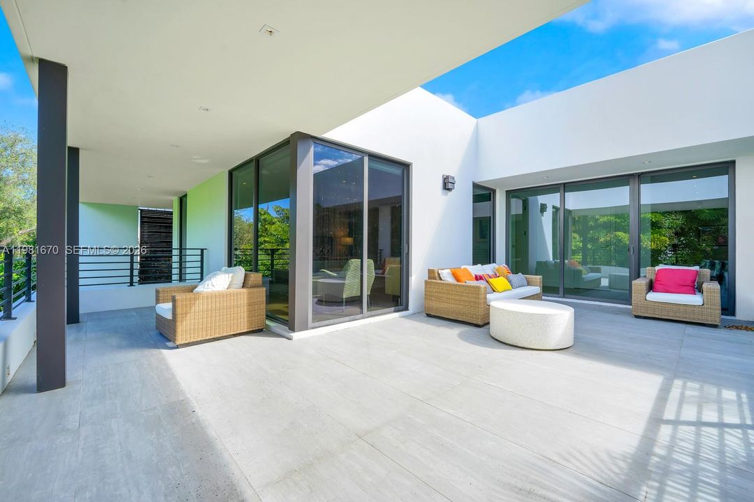 Activo con contrato: $5,395,000 (6 camas, 6 baños, 5068 Pies cuadrados)