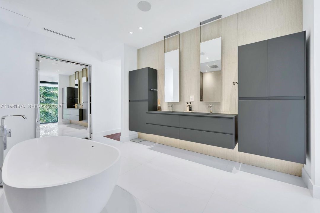 Activo con contrato: $5,395,000 (6 camas, 6 baños, 5068 Pies cuadrados)