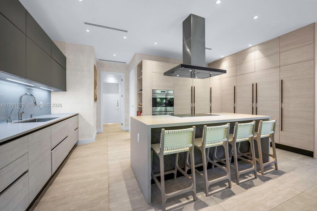 Activo con contrato: $5,395,000 (6 camas, 6 baños, 5068 Pies cuadrados)