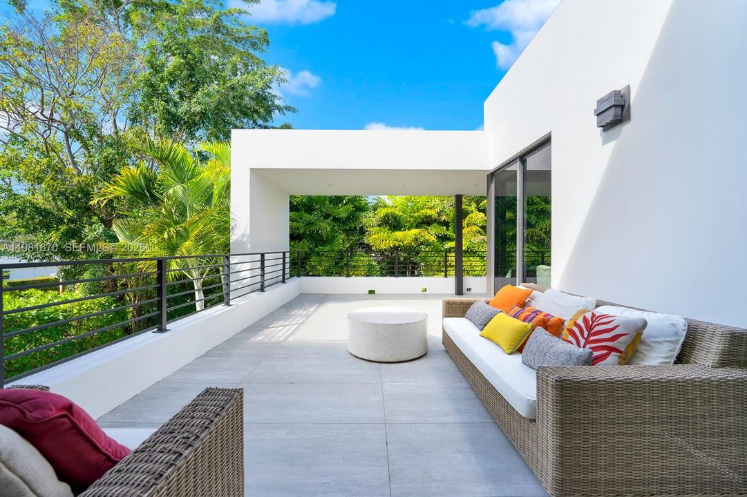 Activo con contrato: $5,395,000 (6 camas, 6 baños, 5068 Pies cuadrados)