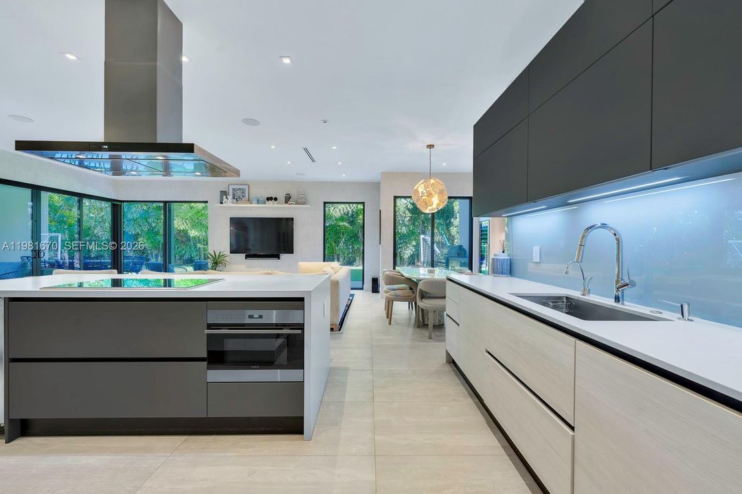 Activo con contrato: $5,395,000 (6 camas, 6 baños, 5068 Pies cuadrados)