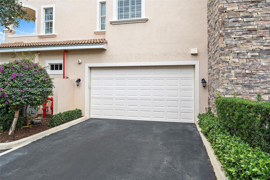 For Sale: $2,195,000 (3 beds, 2 baths, 1920 Square Feet)